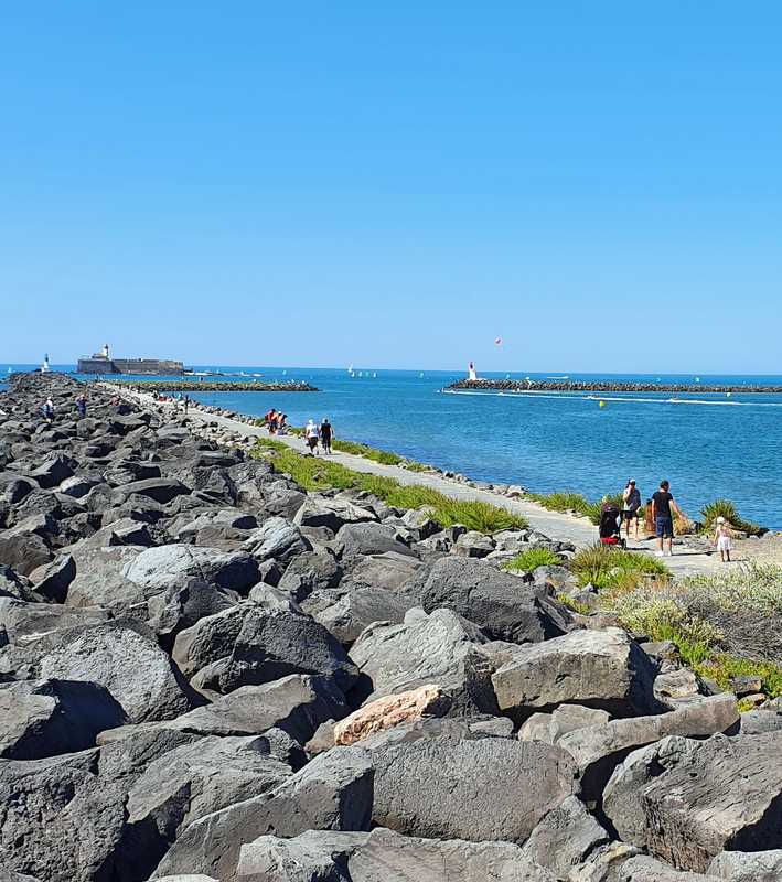 Balade sur le parcours du belvédère des falaises volcaniques au Cap d'Agde